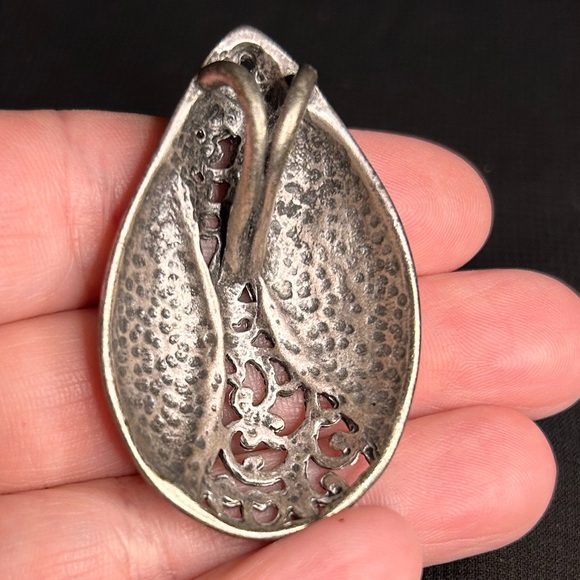 PREMIER DESIGNS Pretty Pewter brooch with delicate swirls. - Picture 5 of 5